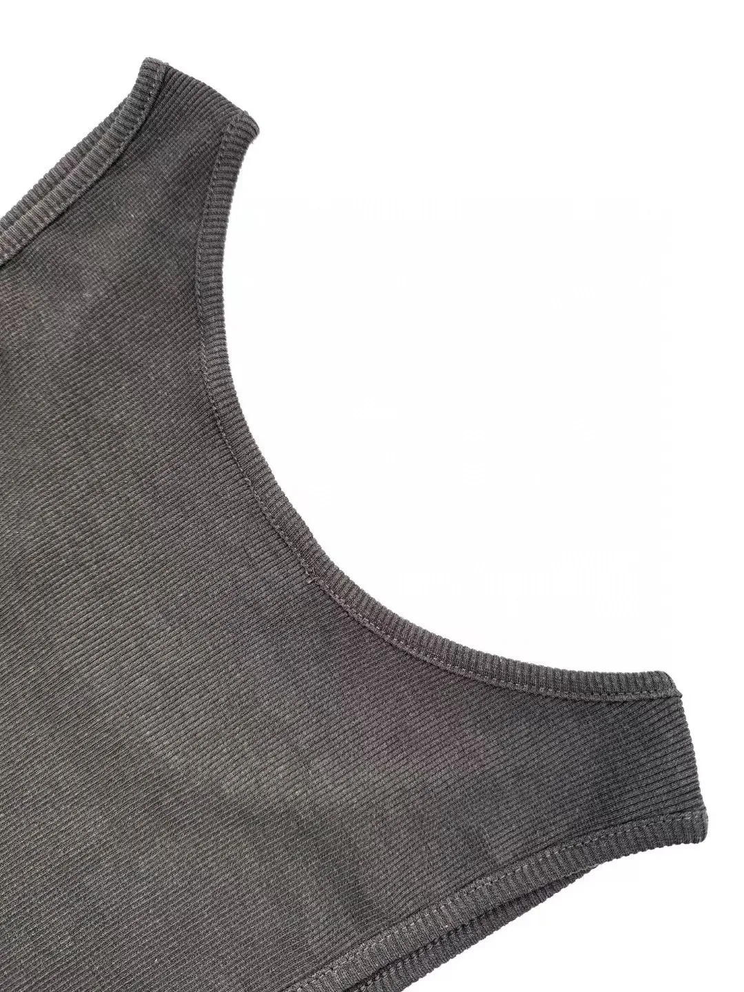 P160SaintLaurent logo embroidered vest Customized Dream Yayun ribbed cotton Delicate texture Comfortable and close to the skin Interpretation of elegance with pure black color The iconic YSL logo embroidery is vivid on the clothing Low-key but eye-catching Highlighting the unique identity and charm Highlighting the shoulder lines Feeling the confidence from the inside out Process 1: Using imported machine embroidery technology Using advanced computer control systems and sophisticated mechanical components to achieve YSL logo embroidery operations with high precision and smooth and delicate lines Process 2: The fabrics have been washed and have a better hand feel. Not easy to deform, not easy to shrink, not easy to fade, and maintain long-term beauty. Accessories: Customized 1:1 YSL trademark Size: XS S M L
